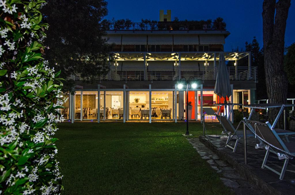 Hotel Hermitage マリーナ・ディ・マッサ エクステリア 写真